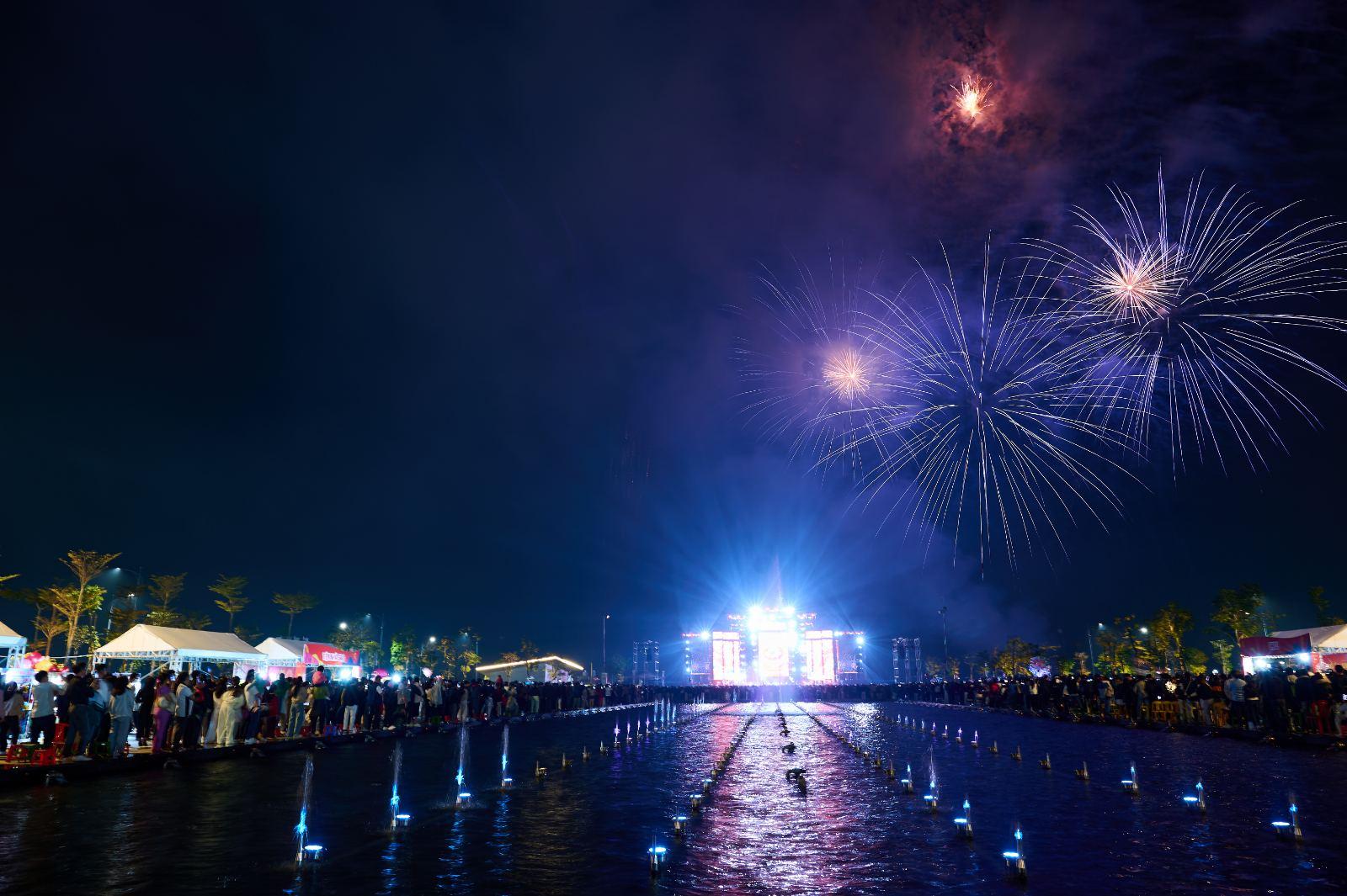 Hà Nội, Sa Pa, Hạ Long, Hà Nam nhộn nhịp khách du xuân ngay từ những ngày đầu năm mới- Ảnh 7. Hà Nội, Sa Pa, Hạ Long, Hà Nam nhộn nhịp khách du xuân ngay từ những ngày đầu năm mới- Ảnh 7.