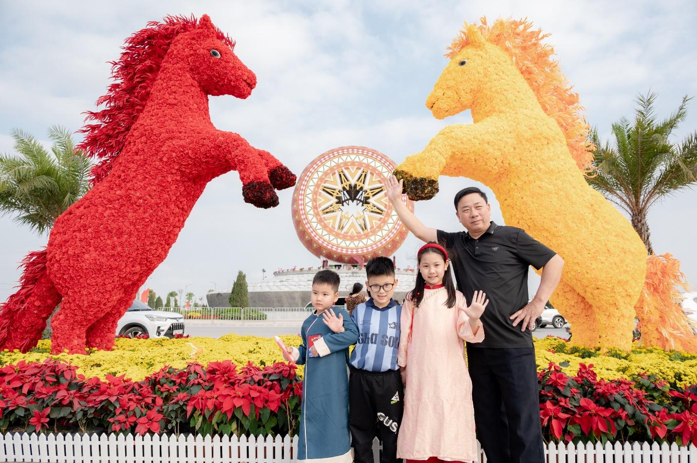 Hà Nội, Sa Pa, Hạ Long, Hà Nam nhộn nhịp khách du xuân ngay từ những ngày đầu năm mới- Ảnh 9. Hà Nội, Sa Pa, Hạ Long, Hà Nam nhộn nhịp khách du xuân ngay từ những ngày đầu năm mới- Ảnh 9.