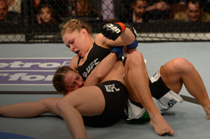 Ronda Rousey thực hiện đòn khóa buộc Liz Carmouche xin thua trong trận tranh đai bantamweight nữ tại UFC 157 ở Honda Center, Anaheim, California, Mỹ ngày 23/2/2013. Ảnh: Zuffa LLC