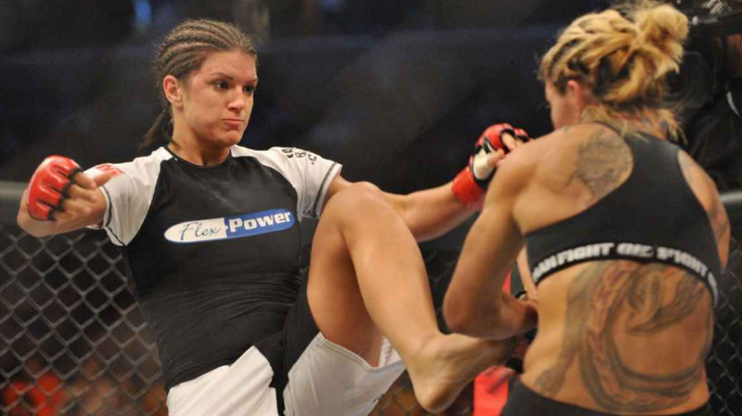 Gina Carano (trái) khi còn thi đấu MMA đỉnh cao. Ảnh: ESPN