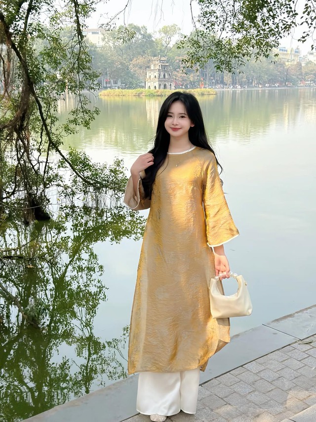 Tôn vinh trang phục ngày tết với túi ngọc trai kiêu sa- Ảnh 3. Tôn vinh trang phục ngày tết với túi ngọc trai kiêu sa- Ảnh 3.