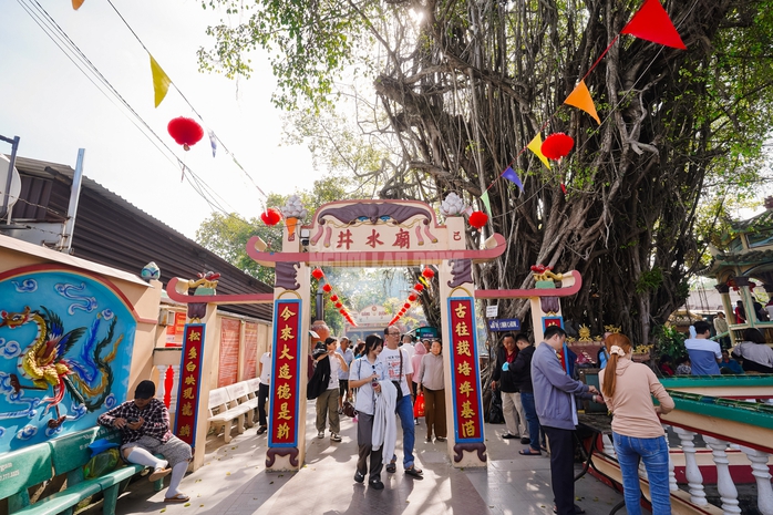 VIDEO: Mạch nước tâm linh tại TPHCM thu hút người dân đến xin nước cầu may những ngày đầu năm - Ảnh 2.