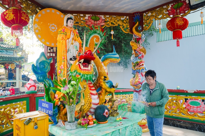 VIDEO: Mạch nước tâm linh tại TPHCM thu hút người dân đến xin nước cầu may những ngày đầu năm - Ảnh 3.