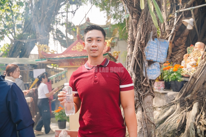VIDEO: Mạch nước tâm linh tại TPHCM thu hút người dân đến xin nước cầu may những ngày đầu năm - Ảnh 10.