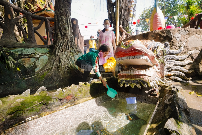 VIDEO: Mạch nước tâm linh tại TPHCM thu hút người dân đến xin nước cầu may những ngày đầu năm - Ảnh 11.