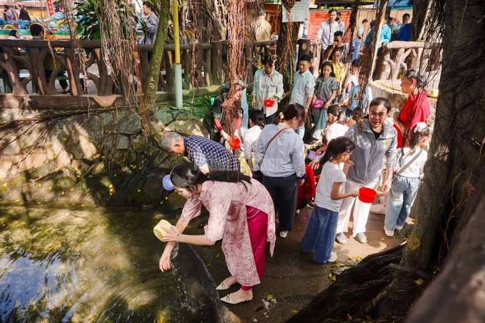 VIDEO: Mạch nước tâm linh tại TPHCM thu hút người dân đến xin nước cầu may những ngày đầu năm - Ảnh 12.