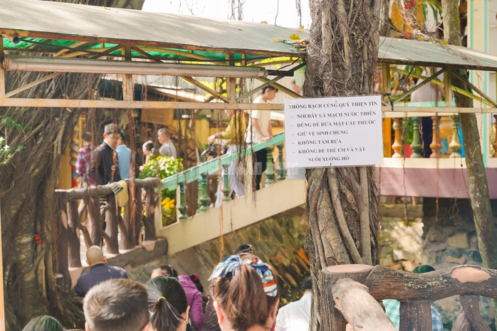 VIDEO: Mạch nước tâm linh tại TPHCM thu hút người dân đến xin nước cầu may những ngày đầu năm - Ảnh 17.