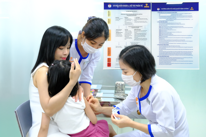 Trẻ nhỏ tiêm vaccine phòng sởi, quai bị, rubella tại Hệ thống Tiêm chủng VNVC. Ảnh: Mộc Thảo