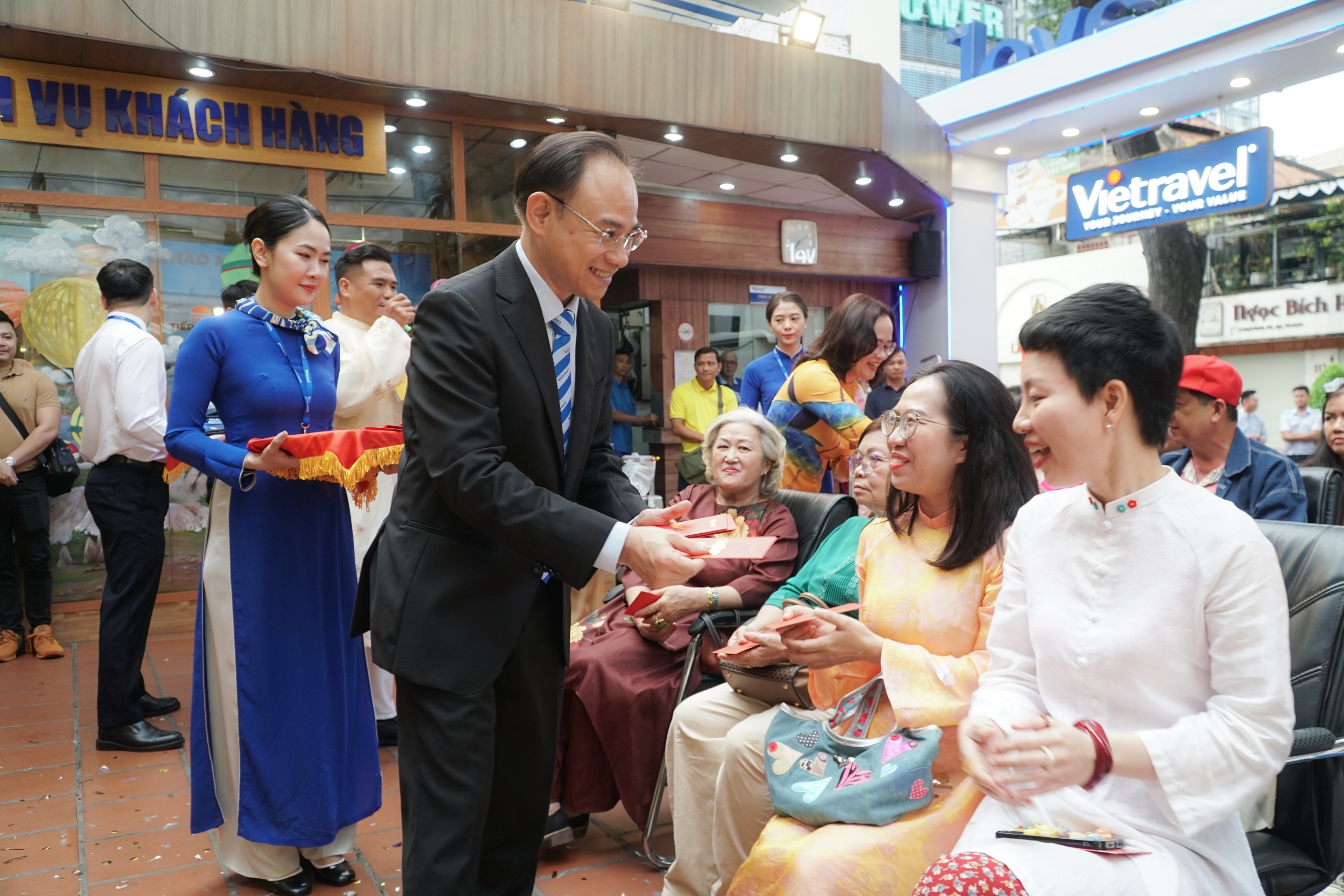 Khách du Xuân nườm nượp kỳ nghỉ Tết dài 2026 , thị trường du lịch bùng nổ - Ảnh 2.