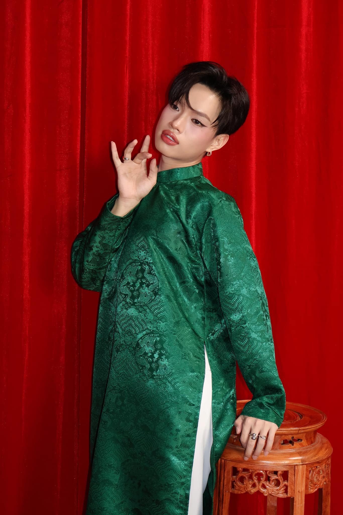 Sơn Tùng M-TP khác lạ, Anh Tú Atus mặc đẹp nhất dàn sao nam đón Tết Bính Ngọ - 13