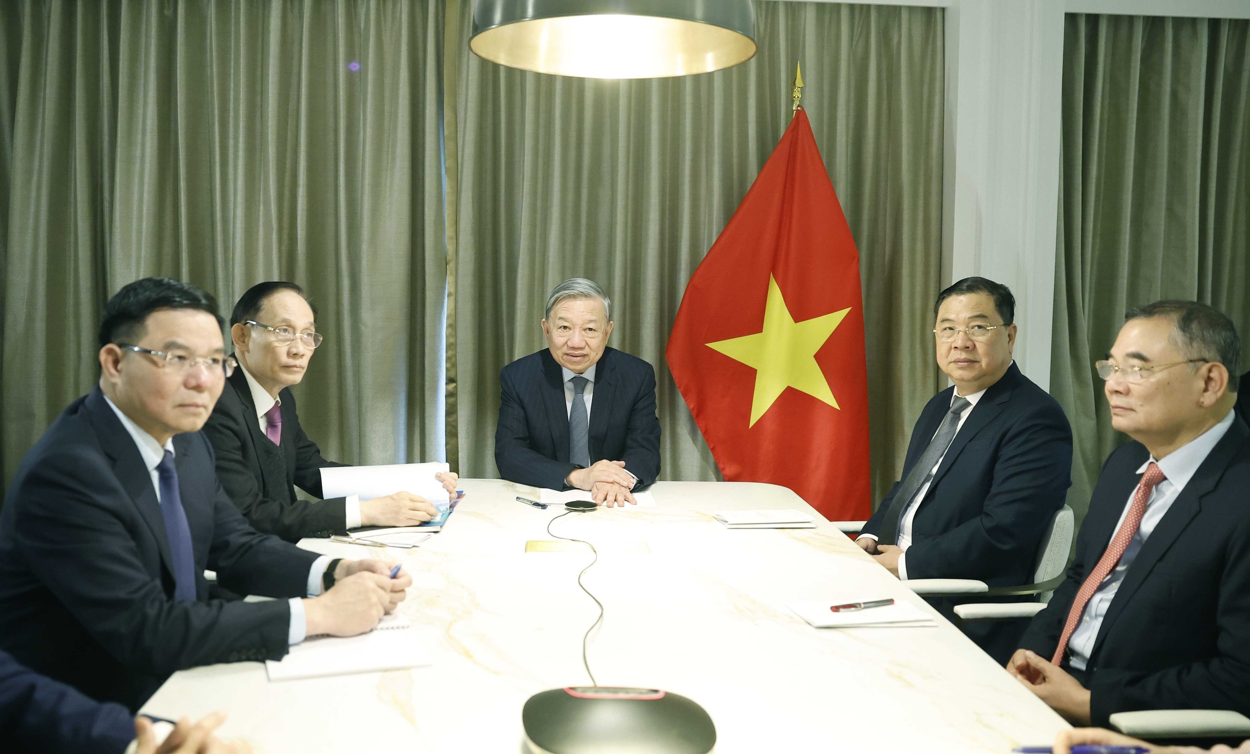 Tổng Bí thư Tô Lâm điện đàm với các nghị sĩ Mỹ- Ảnh 2. Tổng Bí thư Tô Lâm điện đàm với các nghị sĩ Mỹ- Ảnh 2.