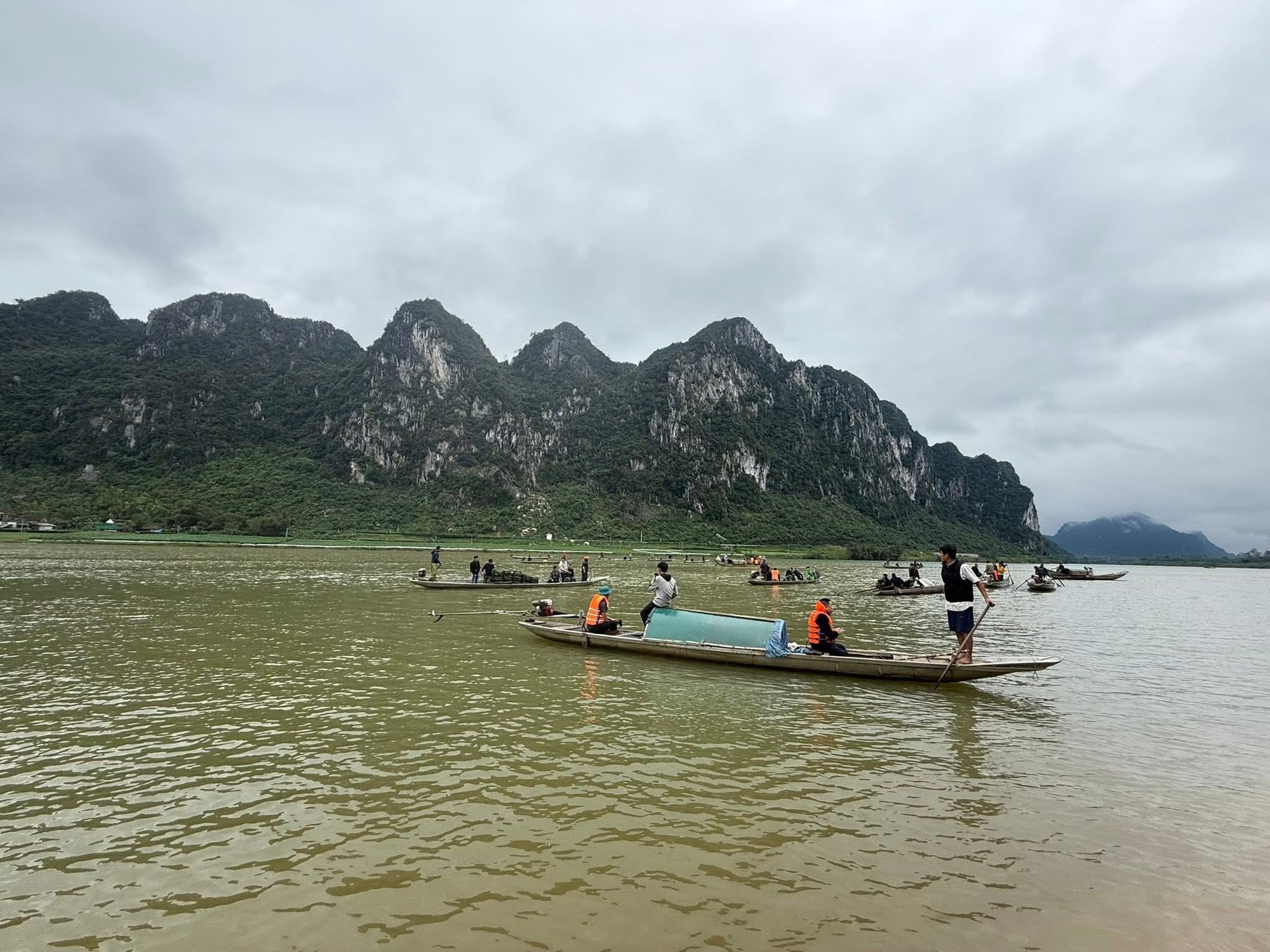 Chùm ảnh hiện trường vụ lật đò chở 7 người một gia đình ngày mùng 3 Tết: 4 nạn nhân chết và mất tích, bé 3 tuổi không qua khỏi- Ảnh 2.