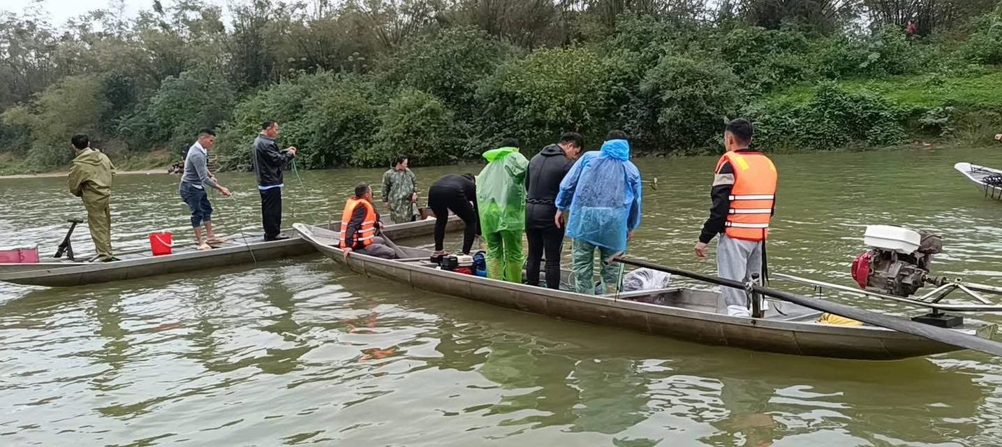 Chùm ảnh hiện trường vụ lật đò chở 7 người một gia đình ngày mùng 3 Tết: 4 nạn nhân chết và mất tích, bé 3 tuổi không qua khỏi- Ảnh 3.