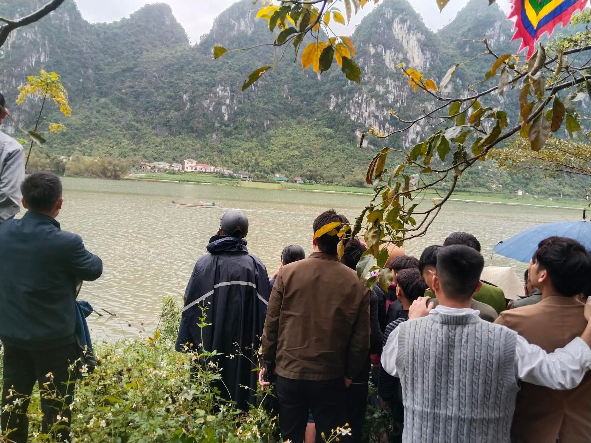 Chùm ảnh hiện trường vụ lật đò chở 7 người một gia đình ngày mùng 3 Tết: 4 nạn nhân chết và mất tích, bé 3 tuổi không qua khỏi- Ảnh 4.