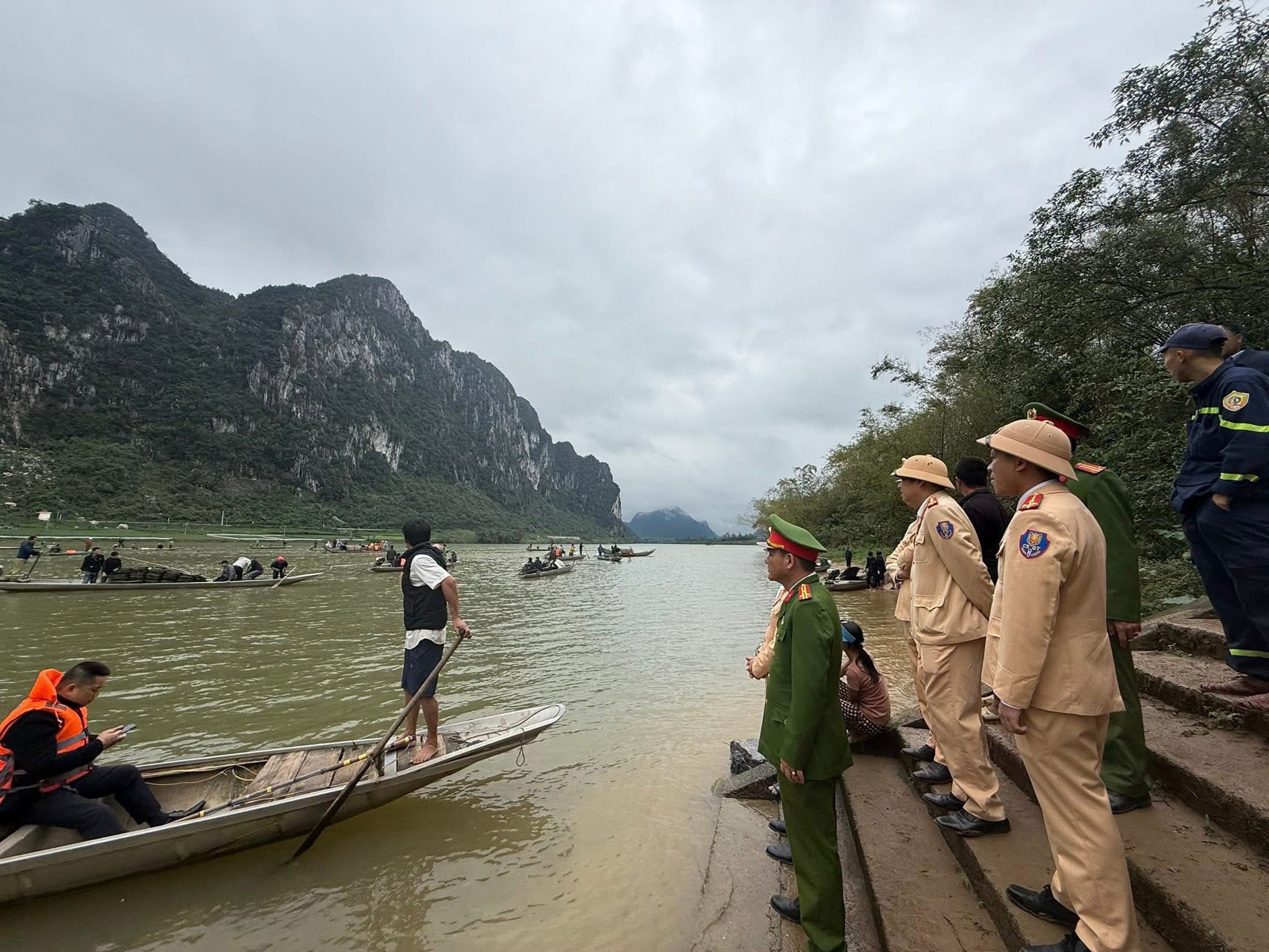 Chùm ảnh hiện trường vụ lật đò chở 7 người một gia đình ngày mùng 3 Tết: 4 nạn nhân chết và mất tích, bé 3 tuổi không qua khỏi- Ảnh 6.