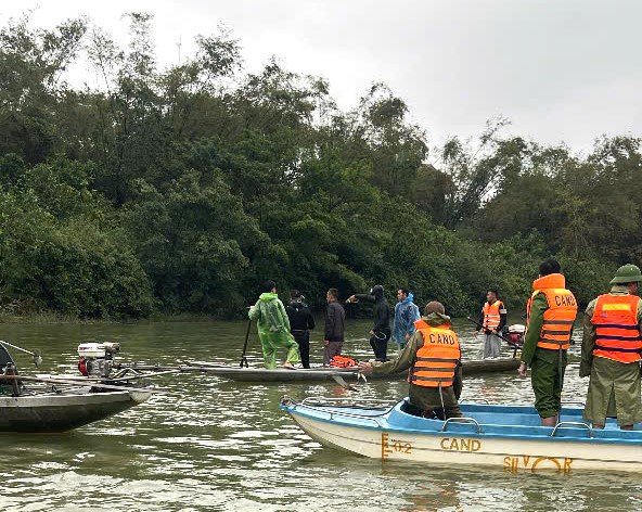 Chùm ảnh hiện trường vụ lật đò chở 7 người một gia đình ngày mùng 3 Tết: 4 nạn nhân chết và mất tích, bé 3 tuổi không qua khỏi- Ảnh 7.
