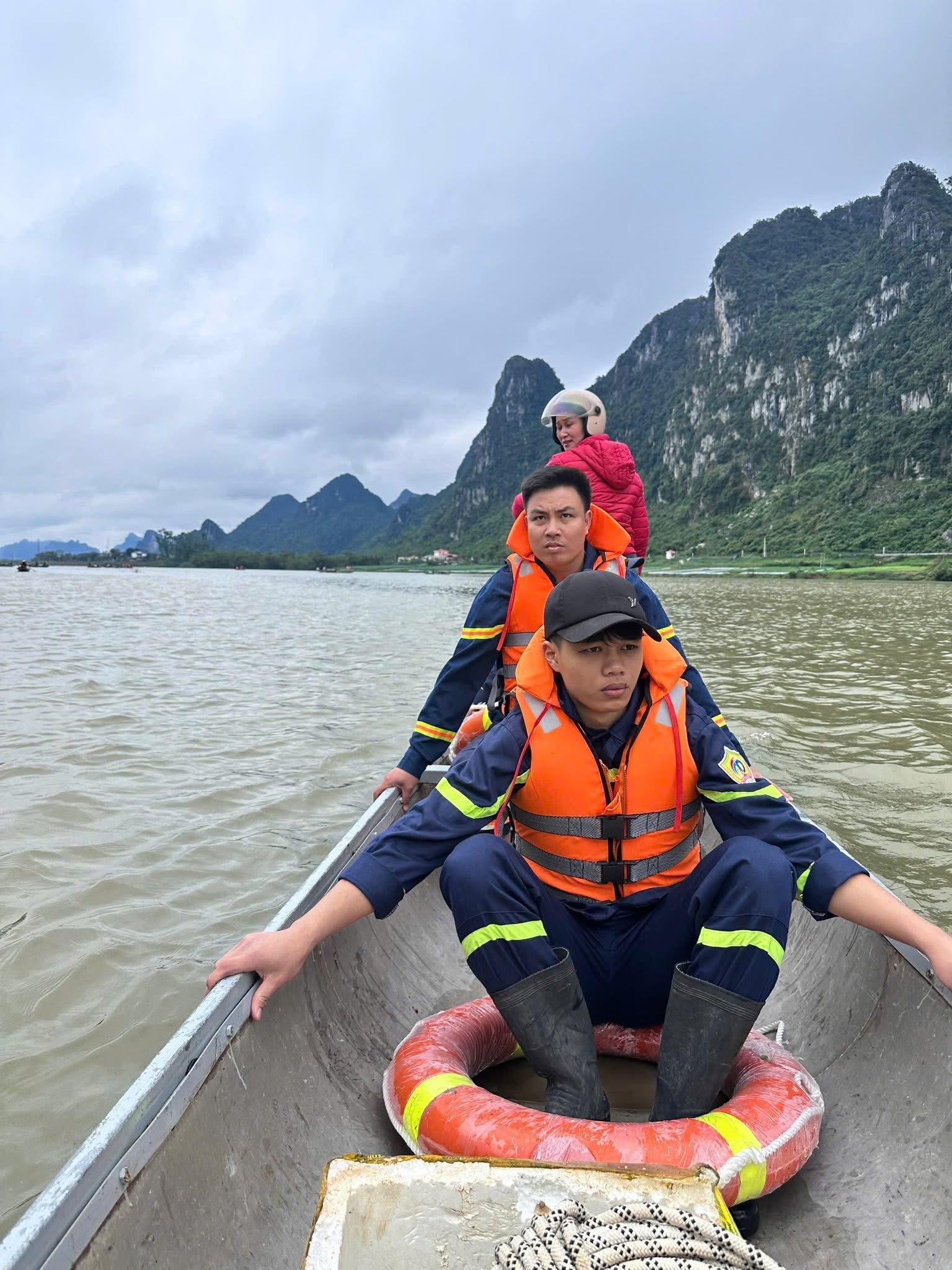 Chùm ảnh hiện trường vụ lật đò chở 7 người một gia đình ngày mùng 3 Tết: 4 nạn nhân chết và mất tích, bé 3 tuổi không qua khỏi- Ảnh 8.