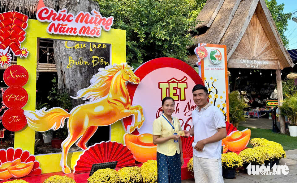 Du khách tuổi Ngọ được ‘lì xì’ vé tham quan cầu treo Buôn Đôn 2 Du khách tuổi Ngọ được ‘lì xì’ vé tham quan cầu treo Buôn Đôn - Ảnh 2.