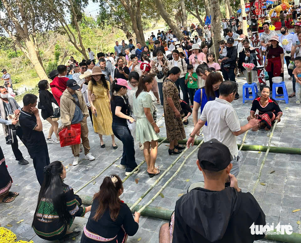 Du khách tuổi Ngọ được ‘lì xì’ vé tham quan cầu treo Buôn Đôn 3 tuổi Ngọ - Ảnh 3.