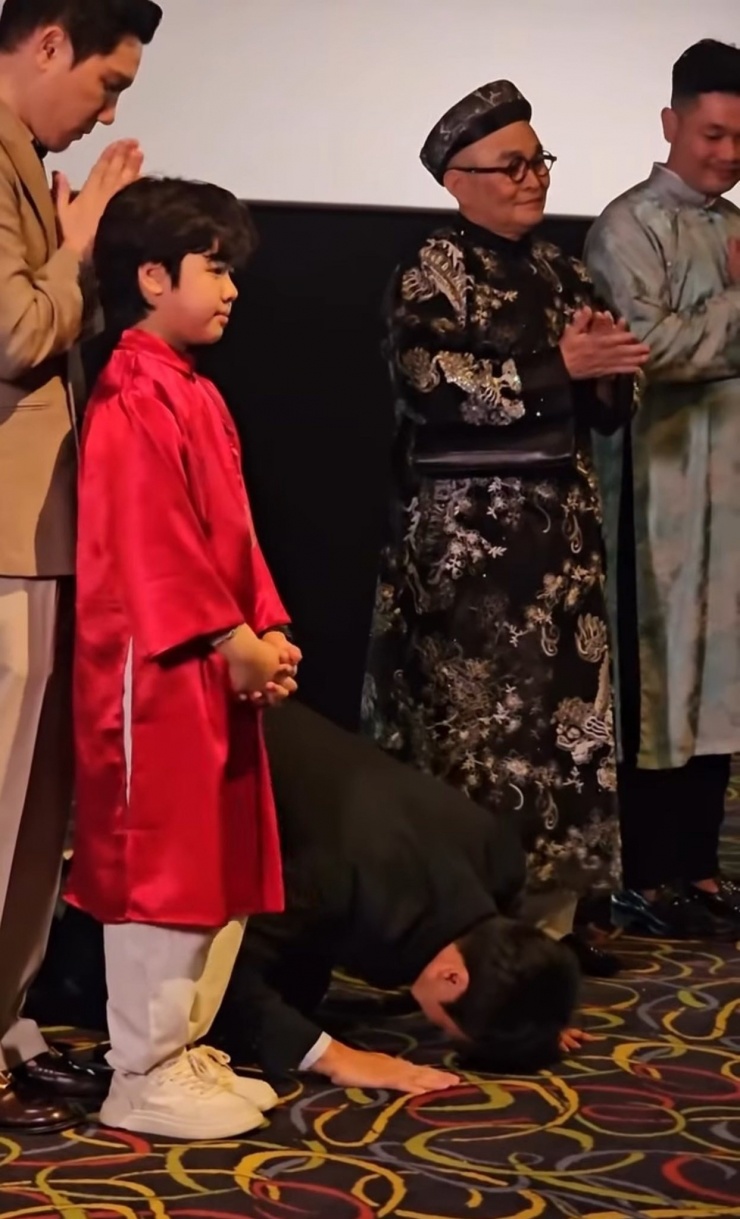 Tổng giám đốc Lotte quỳ lạy khán giả Việt Nam 3 Ông Kim Jin Keun - Tổng giám đốc Lotte Entertainment - bất ngờ quỳ gối trước toàn bộ khán phòng trong buổi cinetour Mùi phở vào Mùng 2 Tết.