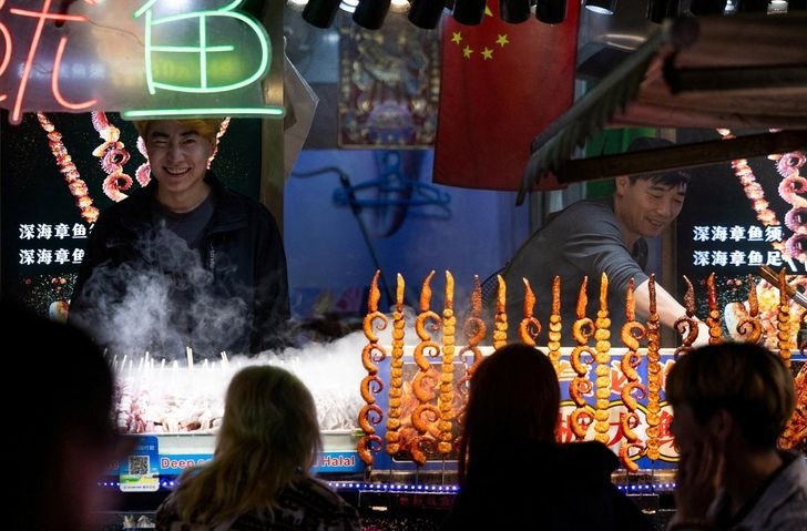 Những khu hàng rong bán thức ăn tại chợ đêm Thượng Hải, Trung Quốc. Nguồn: Reuters-Yonhap