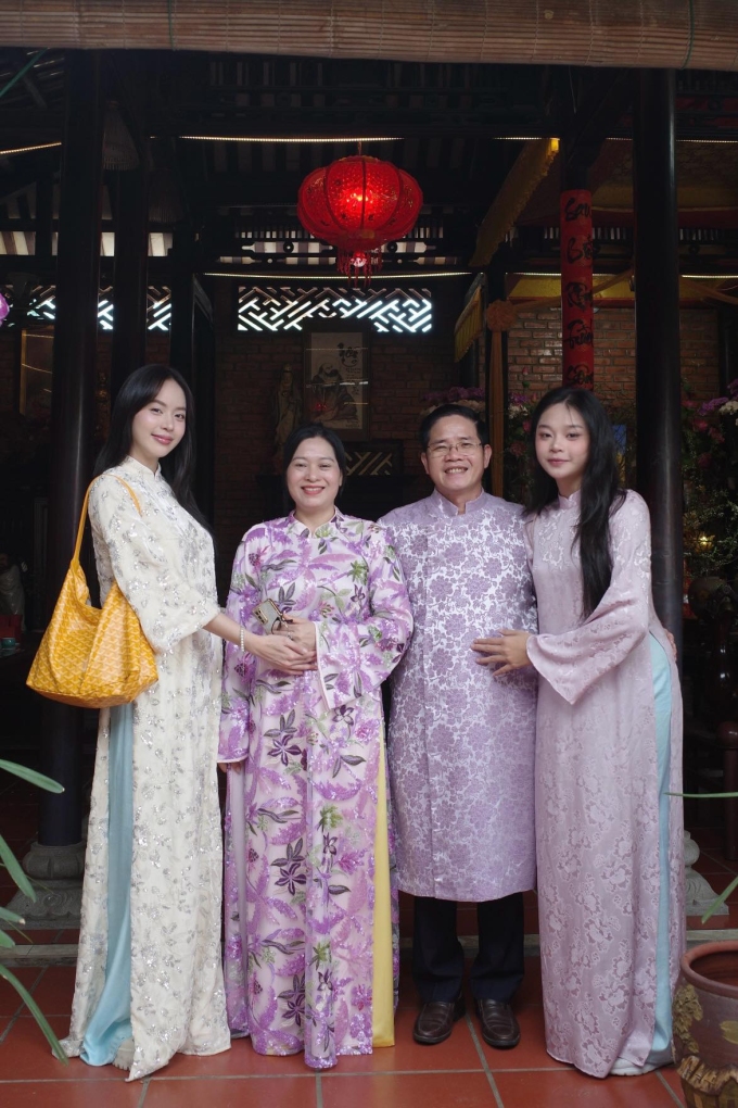 Gia đình Thanh Thủy diện áo dài du xuân vào ngày đầu tiên của năm Bính Ngọ.