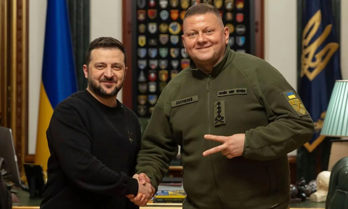 Ông Zelensky (trái) chụp ảnh cùng ông Zaluzhny tại Kiev tháng 2/2024. Ảnh: AP