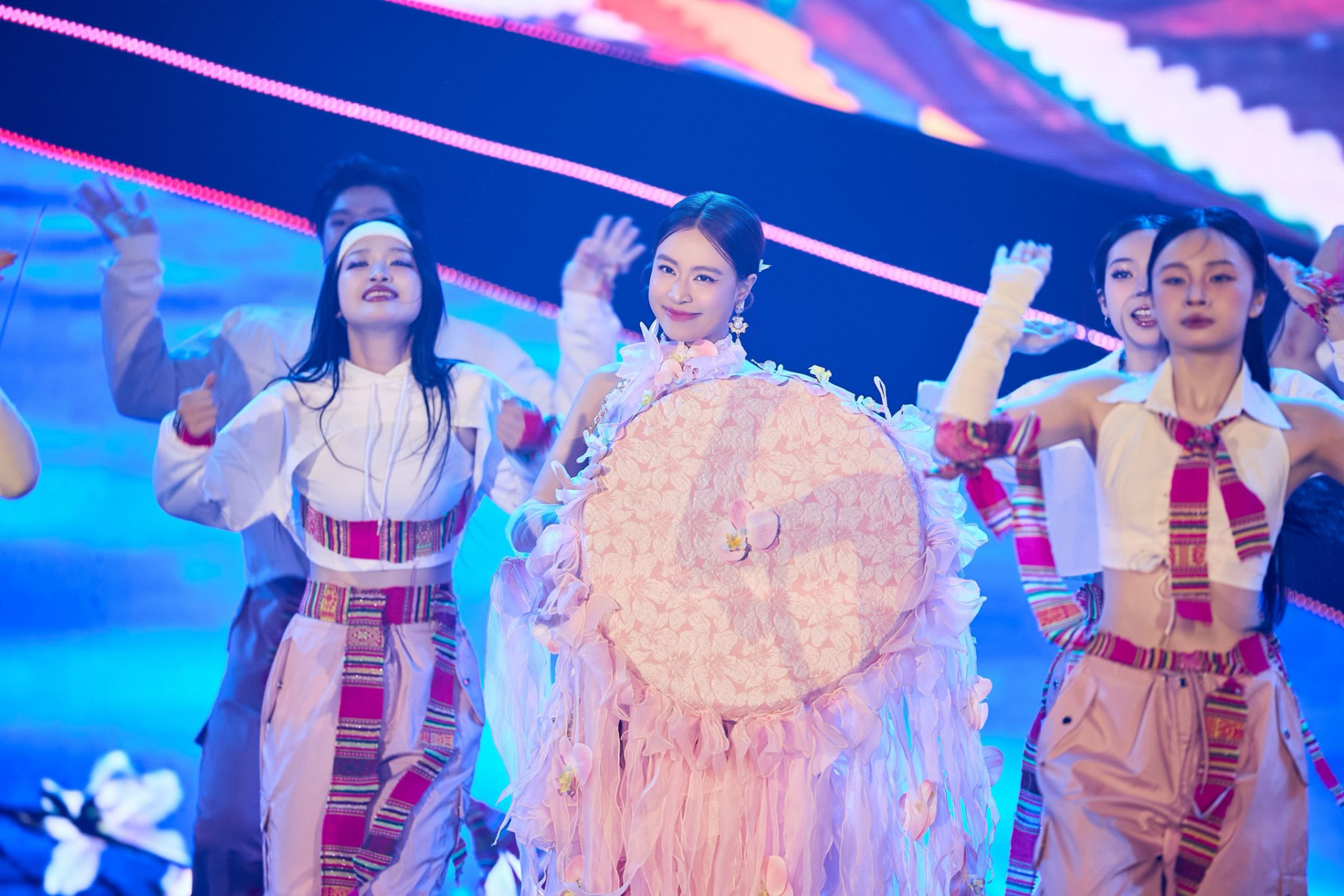 Nữ ca sĩ biểu diễn 8 sự kiện tầm cỡ quốc gia: Đắt show bậc nhất mùa Tết, được các cơ quan ban ngành ghi nhận- Ảnh 2.