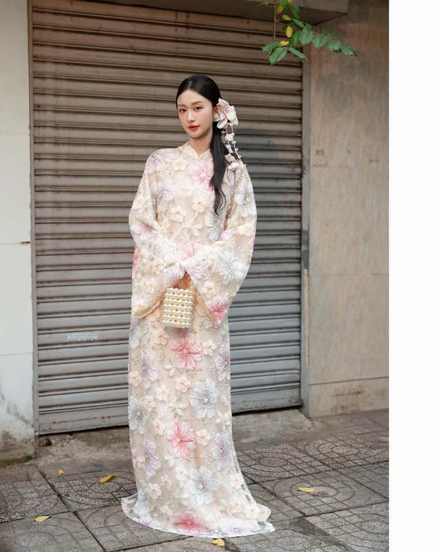 Mang cả vườn xuân vào tủ đồ với họa tiết hoa rạng rỡ- Ảnh 2. Mang cả vườn xuân vào tủ đồ với họa tiết hoa rạng rỡ- Ảnh 2.