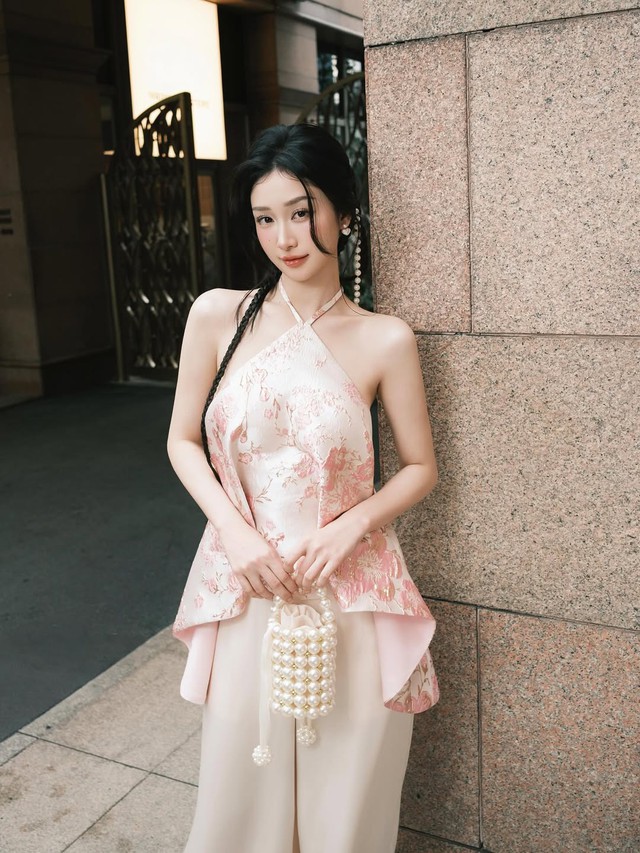 Mang cả vườn xuân vào tủ đồ với họa tiết hoa rạng rỡ- Ảnh 4. Mang cả vườn xuân vào tủ đồ với họa tiết hoa rạng rỡ- Ảnh 4.