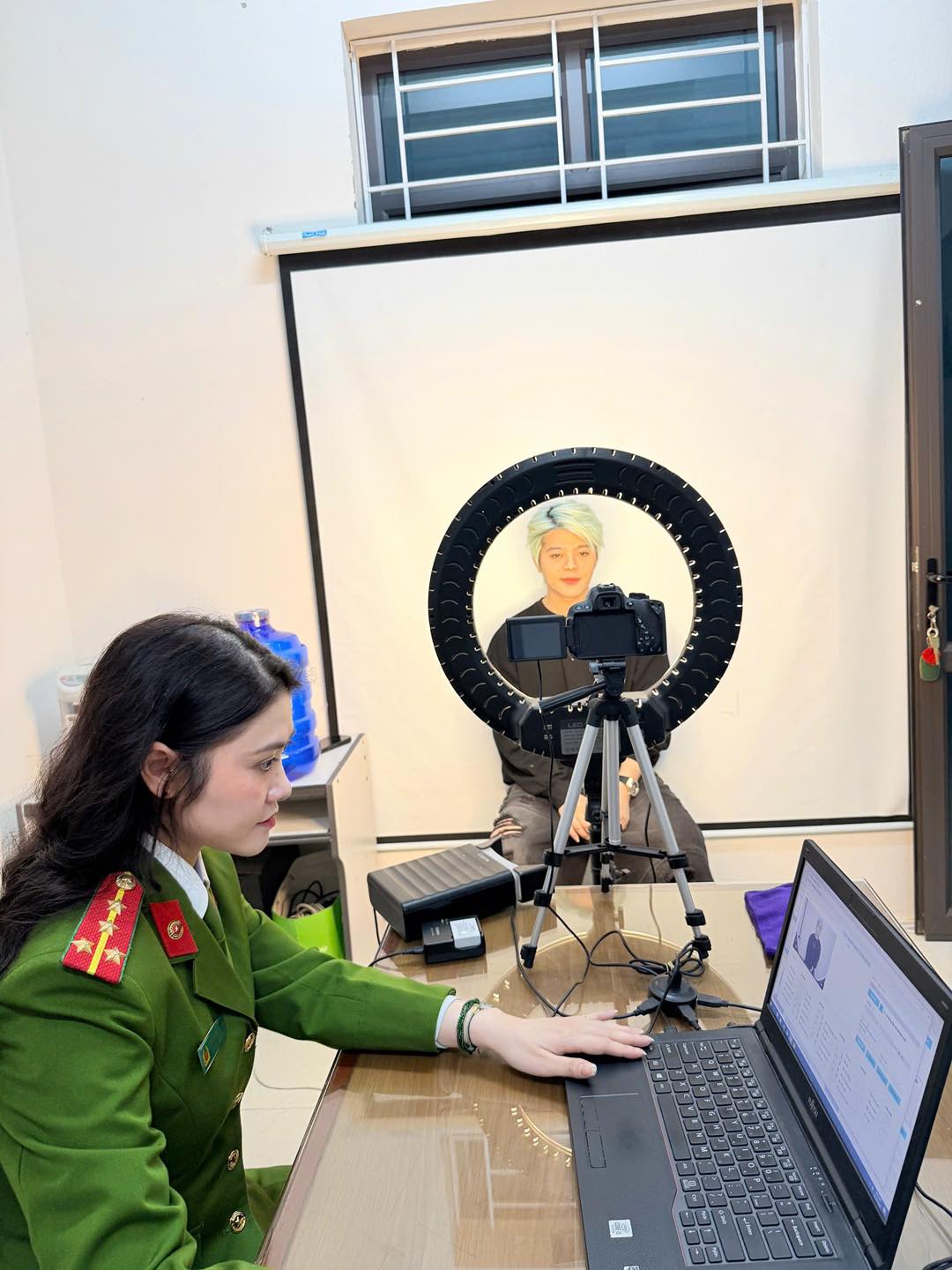 Nam ca sĩ mùng 3 Tết lên Công an phường, gây sốt trang Thông tin Chính phủ- Ảnh 3.