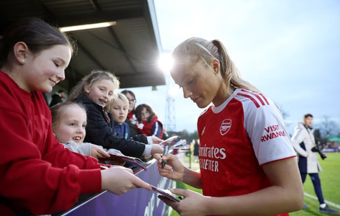 Tân binh đội nữ Arsenal, Smilla Holmberg, đăng video bày tỏ sự háo hức khi gia nhập CLB, nhưng phần bình luận nhanh chóng tràn ngập những lời lẽ phân biệt giới và mang tính tình dục, khiến cô phải khóa bình luận. Ảnh: FA