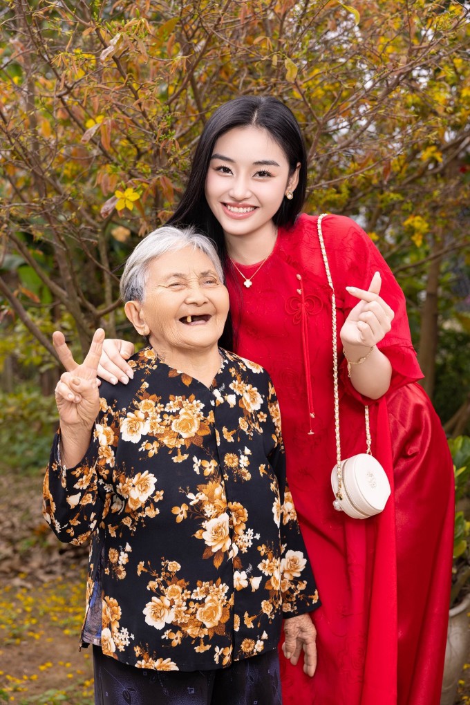 Yến Nhi chụp ảnh kỷ niệm bên bà nội.