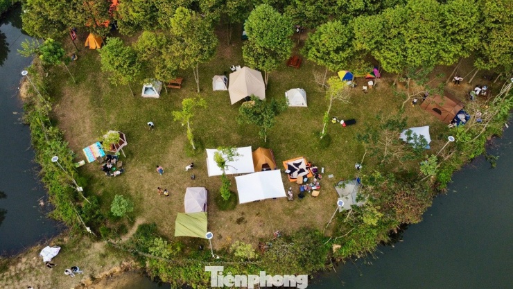 Bình minh trên hồ Đồng Đò (Sóc Sơn) mang vẻ đẹp tĩnh lặng, khác hẳn phố thị ồn ào. Với không gian rộng và thoáng, nơi đây thích hợp cho những nhóm bạn muốn tìm một nơi cắm trại tự túc để 'chill' cùng thiên nhiên.