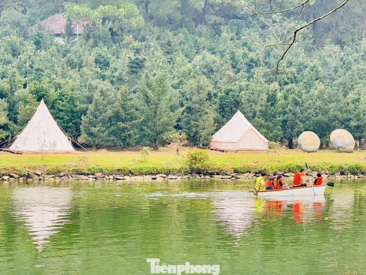 Hoạt động phù hợp gồm picnic gia đình, trò chơi tập thể đầu năm, dựng lều qua đêm nếu thời tiết khô ráo. Khu vực này phù hợp nhóm 4–10 người muốn tìm không gian riêng tư.