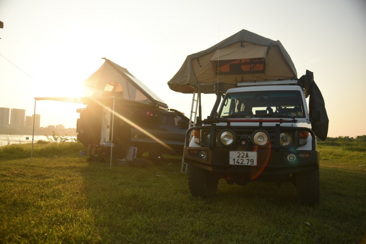 Nằm ngay trong trung tâm Hà Nội khoảng, các vườn nhãn tại Gia Lâm, bãi bồi ven sông Hồng mang đến không gian làng quê ven đô. Bãi đất bằng phẳng, nhiều tán cây lớn, thuận tiện cho hoạt động picnic gia đình.