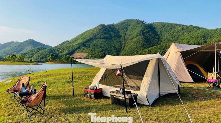 Cách Hà Nội khoảng 90 km, Hồ Núi Cốc (Thái Nguyên) phù hợp cho chuyến đi 1–2 ngày. Không gian hồ rộng, bao quanh bởi đồi núi, có khu du lịch sinh thái và dịch vụ lưu trú.