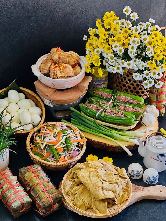 Mâm cơm ngày Tết phong phú, đa dạng nhưng tiềm ẩn nguy cơ tăng cân nếu ăn uống kéo dài nhiều ngày.