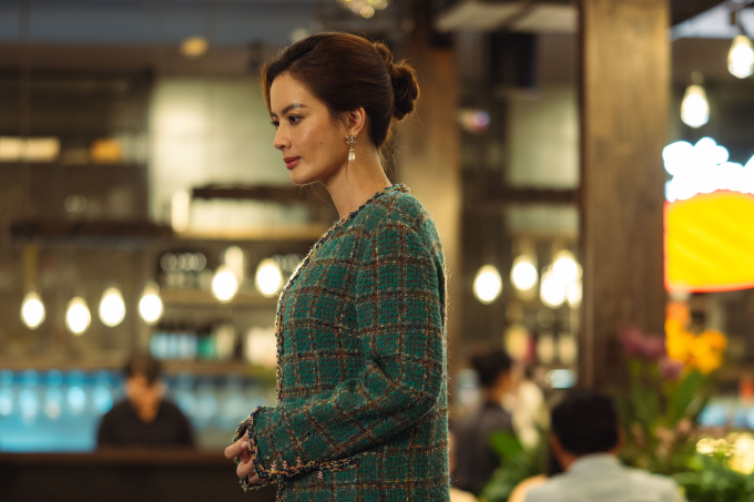 Tạo hình của Như Vân - Miss Global 2025 - trong phim Nhà ba tôi một phòng. Ảnh: Đoàn phim cung cấp