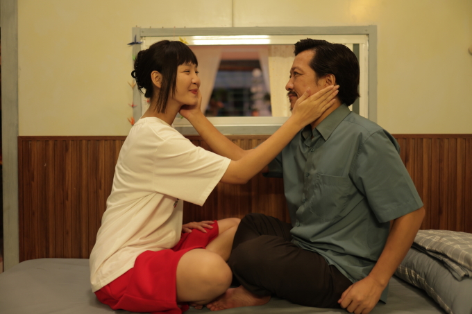 Đoàn Minh Anh (trái) và Trường Giang trong vai hai cha con. Ảnh: Đoàn phim cung cấp