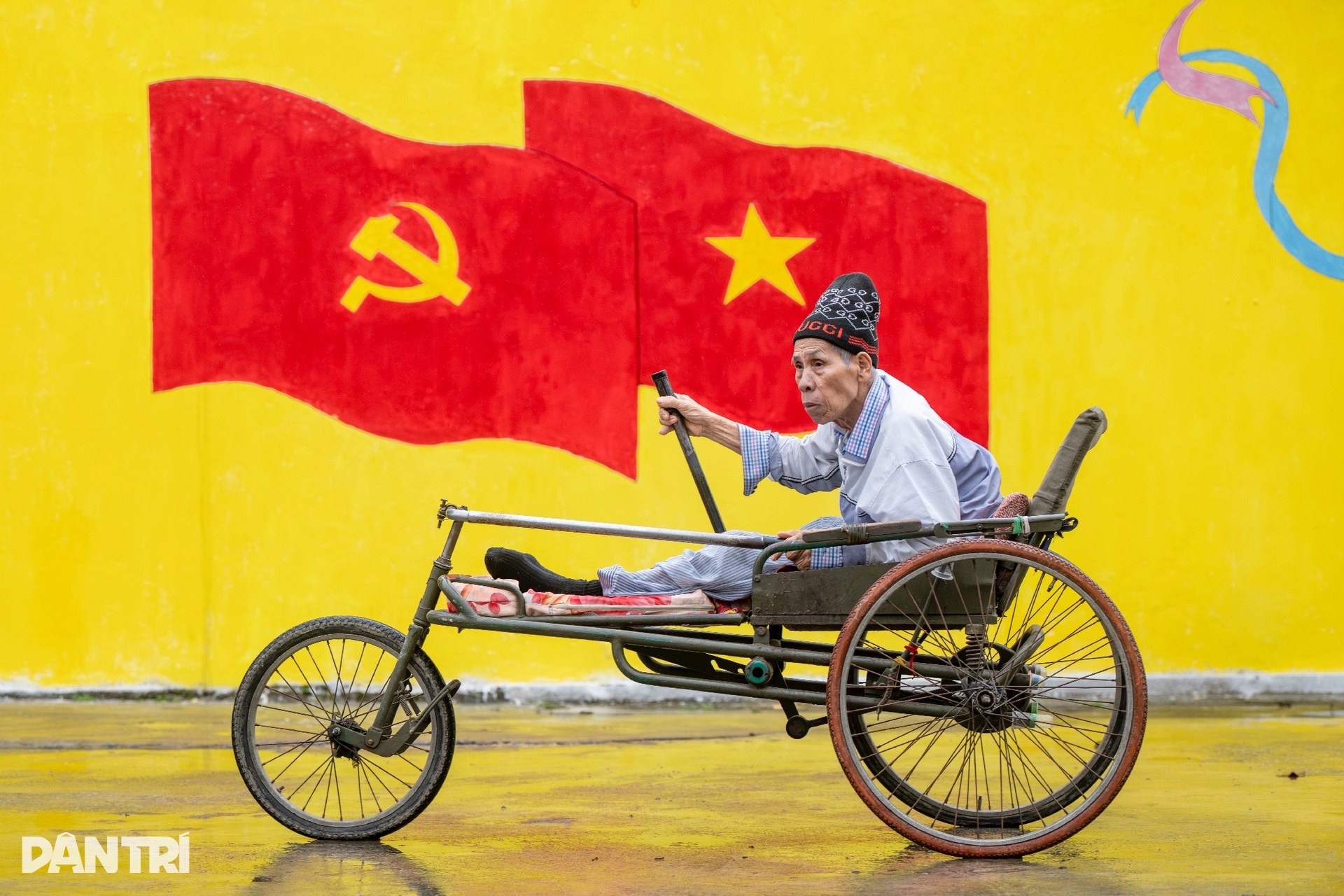 Những người lính 50 năm cưỡi “ngựa sắt” khiến bom đạn cúi đầu - 2