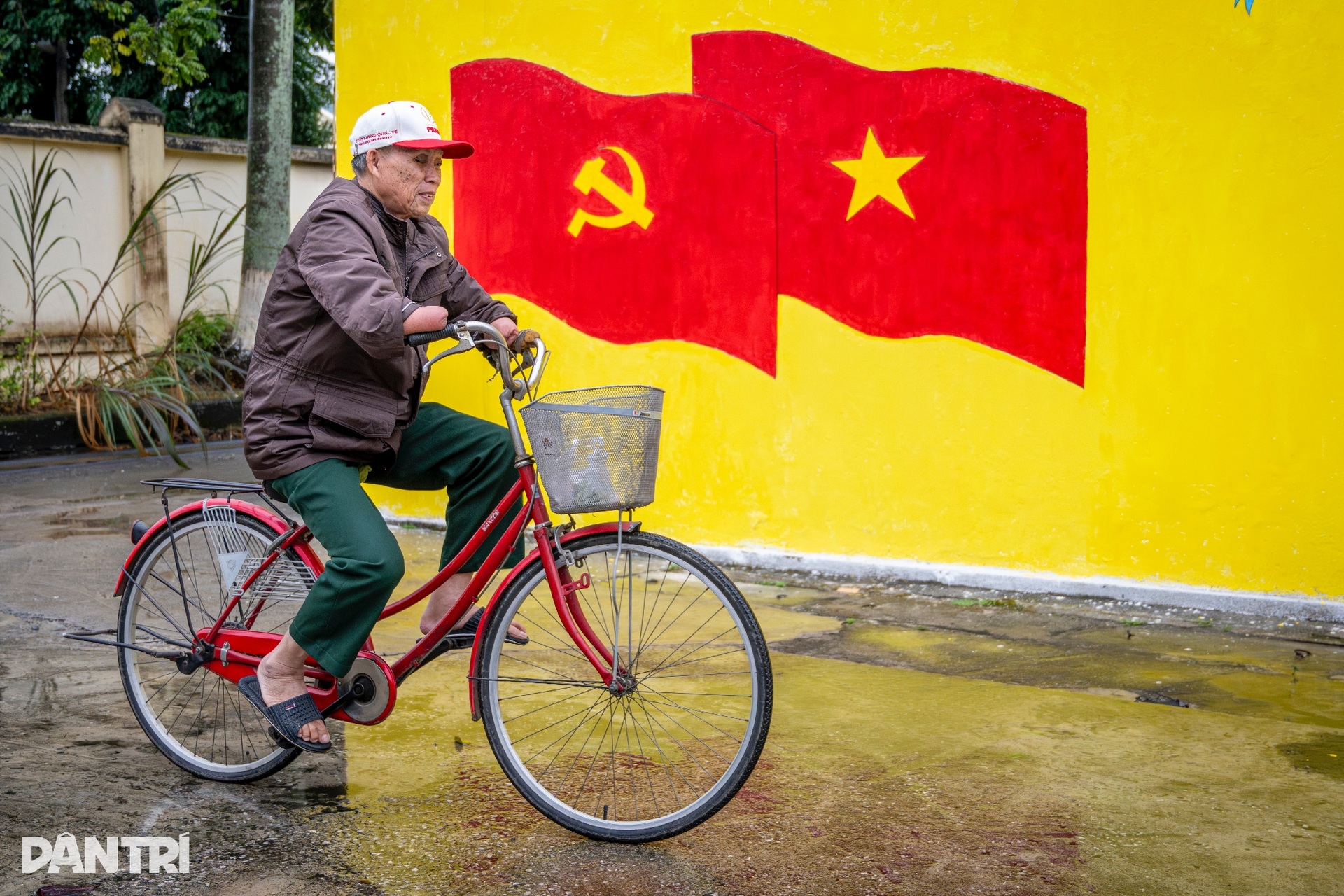 Những người lính 50 năm cưỡi “ngựa sắt” khiến bom đạn cúi đầu - 6