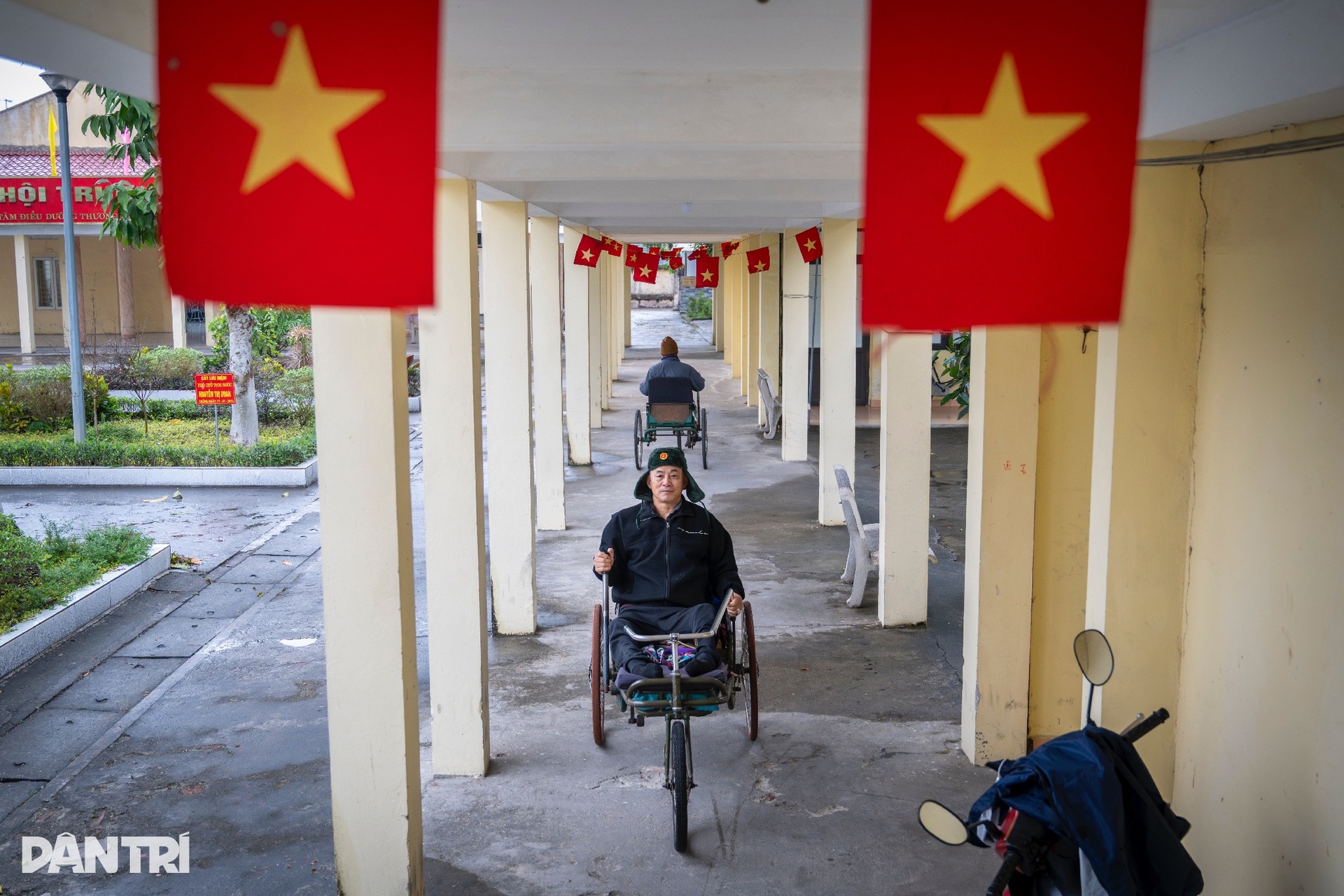 Những người lính 50 năm cưỡi “ngựa sắt” khiến bom đạn cúi đầu - 11