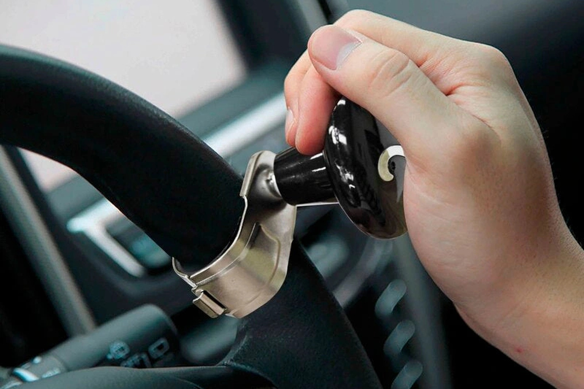 10 phụ kiện ô tô vừa lãng phí vừa có thể gây nguy hiểm - 5