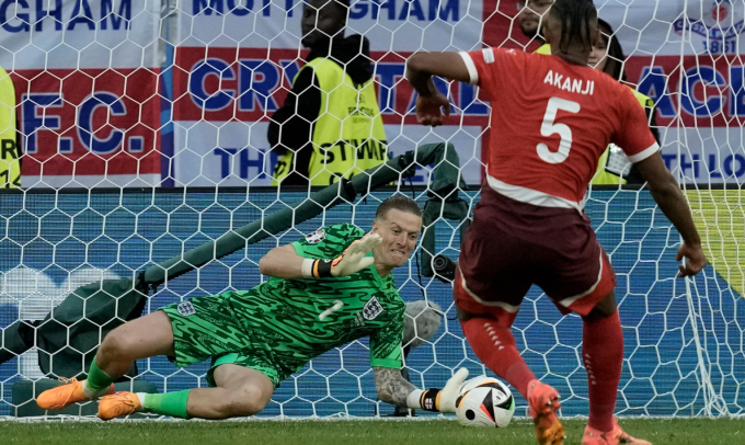 Jordan Pickford cản cú đá luân lưu của Manuel Akanji trong trận thắng Thụy Sĩ ở tứ kết Euro 2024. Ảnh: AP