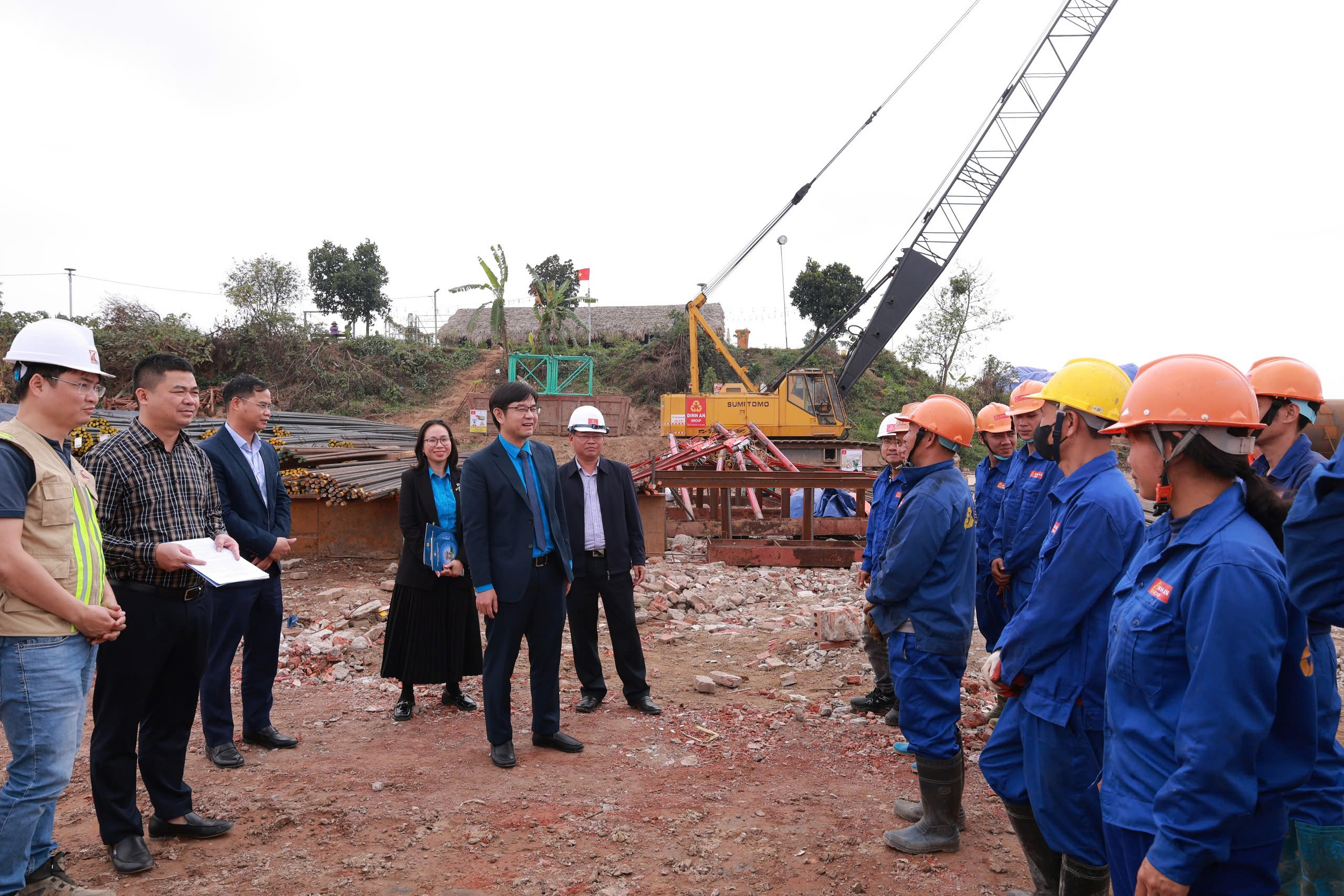 Công nhân bám công trường trọng điểm, làm việc xuyên Tết Bính Ngọ 2026 - Ảnh 2.