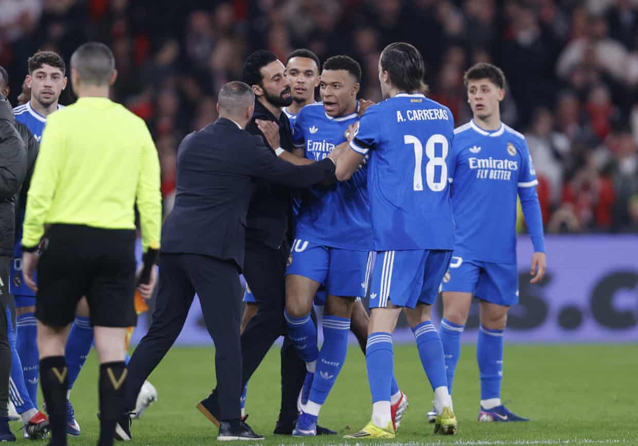 Toàn cảnh vụ Vinicius bị phân biệt chủng tộc, Real Madrid có động thái “gắt” gửi thẳng UEFA- Ảnh 2. Toàn cảnh vụ Vinicius bị phân biệt chủng tộc, Real Madrid có động thái “gắt” gửi thẳng UEFA- Ảnh 2.