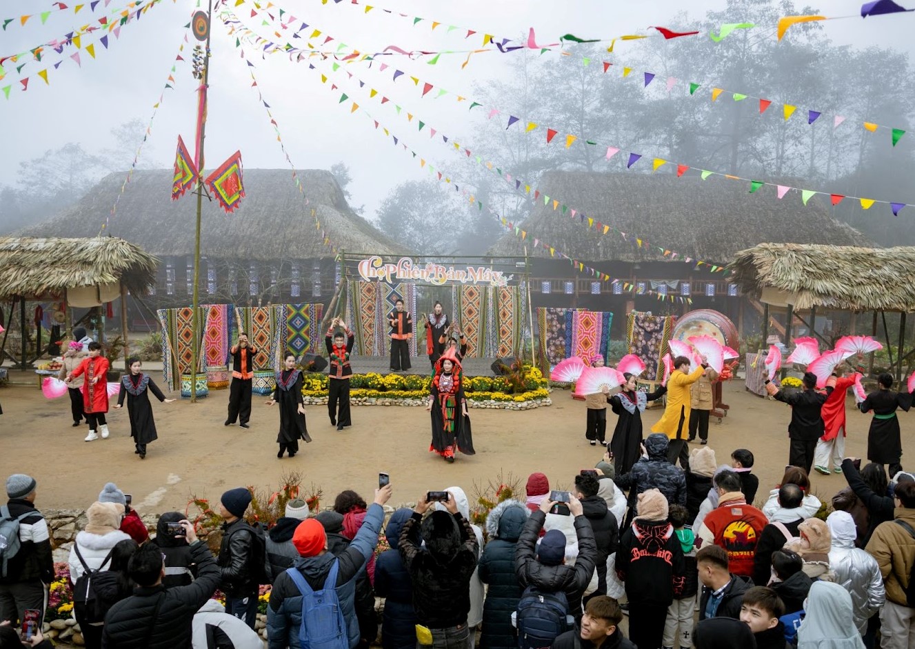 Độc đáo hội xuân “mở cổng trời” trên đỉnh Fansipan - Ảnh 2.