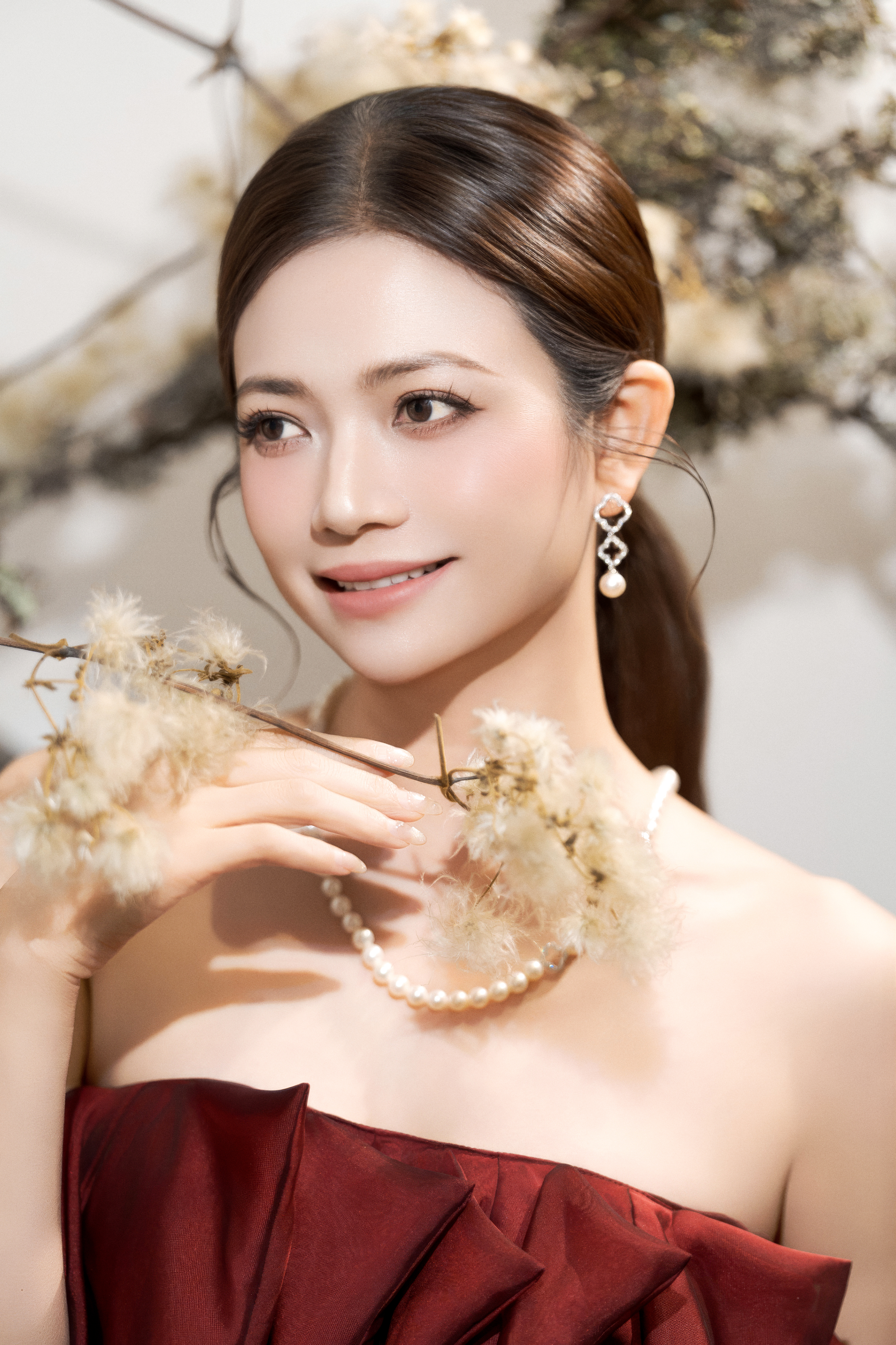 Kiều Anh và những thước lụa kể câu chuyện của một người phụ nữ đủ 