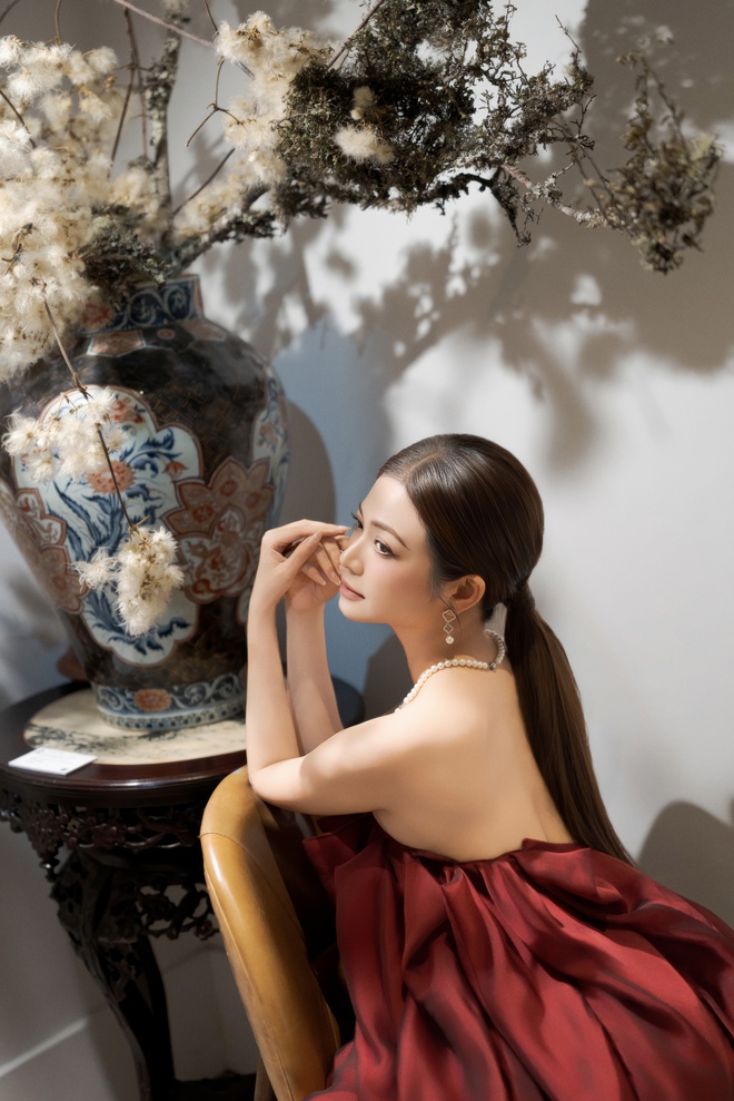 Kiều Anh và những thước lụa kể câu chuyện của một người phụ nữ đủ 